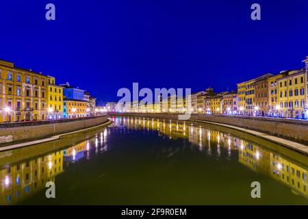 Nachtansicht der historischen Gebäude entlang des Flusses Arno im historischen Zentrum der italienischen Stadt Pisa gestreckt. Stockfoto