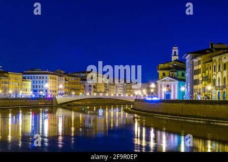 Nachtansicht der historischen Gebäude entlang des Flusses Arno im historischen Zentrum der italienischen Stadt Pisa gestreckt. Stockfoto