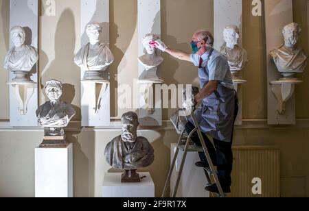 Danny McIlwraith inspiziert einige der viktorianischen Marmor- und Gipsbüsten, die während des Dunrobin Attic Sale in Bonhams Edinburgh ausgestellt werden, einer Auktion von Hunderten von Gegenständen, die in den Dachböden und Kellern des Dunrobin Castle in Sutherland, dem Familiensitz des 25. Earl of Sutherland, gefunden wurden. Bilddatum: Dienstag, 20. April 2021. Stockfoto