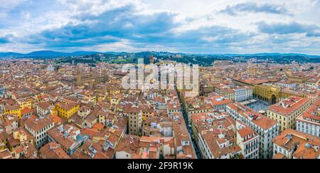 Panoramasicht auf die italienische Stadt Florenz mit der piazza della repubblica, der Basilika Santa croce, dem palazzo vecchio und dem palazzo Pitti. Stockfoto