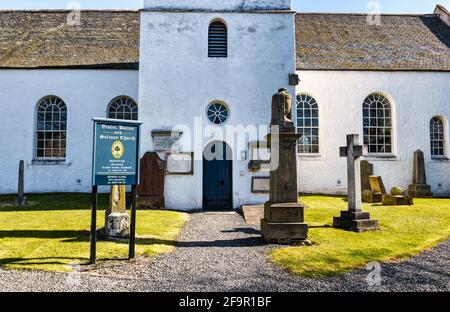 Dorfkirche von Gifford mit alten Gräbern auf dem Friedhof, Gemeinde Yester, East Lothian, Schottland, Großbritannien Stockfoto