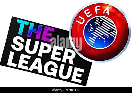 Redaktionelles Foto zum Thema Super League versus UEFA. Illustratives Foto für Nachrichten über die Super League und die UEFA-Konfrontation Stockfoto