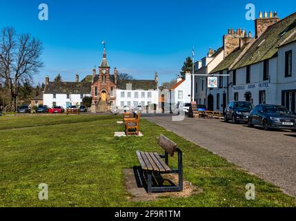 Gifford Village Hall und Tweeddale Arms Hotel im Village Green, East Lothian, Schottland, Großbritannien Stockfoto