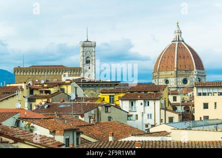 Schöne Luftaufnahme von Santa Maria del Fiore und Palazzo Vecchio von der galerie der uffizien in Florenz, Italien Stockfoto