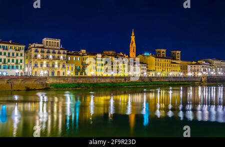 Nachtansicht der historischen Gebäude entlang des Flusses Arno im historischen Zentrum der italienischen Stadt Florenz gestreckt. Stockfoto