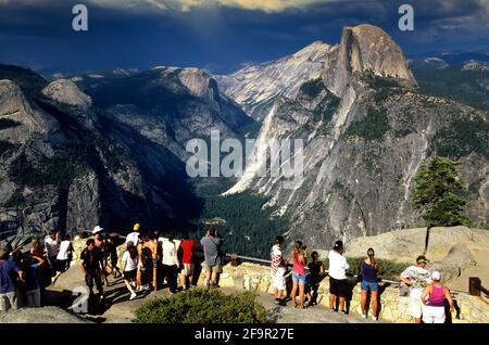 Touristen am Aussichtspunkt am Half Dome im Yosemite National Park. Kalifornien, USA Stockfoto