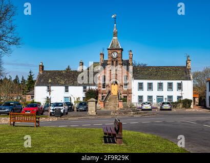 Malerisches Dorfhaus von Gifford und Tweeddale Arms Hotel im Village Green, East Lothian, Schottland, Großbritannien Stockfoto