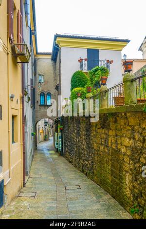 Blick auf eine schmale Straße im historischen Zentrum von San Marino Stockfoto