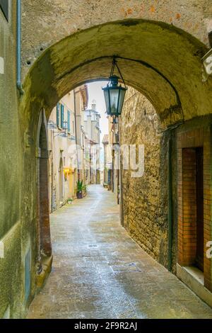 Blick auf eine schmale Straße im historischen Zentrum von San Marino Stockfoto