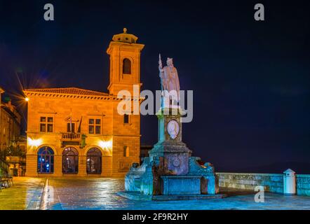 Nachtansicht der Piazza della liberta Platz in der Historisches Zentrum von San Marino Stockfoto