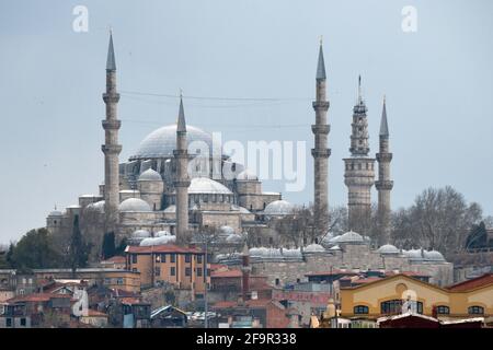 Fernansicht der Suleymaniye Moschee und des Beyazıt Turms im Stadtteil Fatih in Istanbul, Türkei Stockfoto