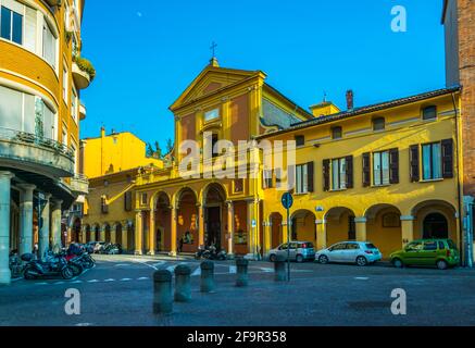 Die Via Zamboni in der italienischen Stadt Bologna führt durch das Zentrum des Studentenviertels, das zur ältesten Universität der Welt gehört. Stockfoto