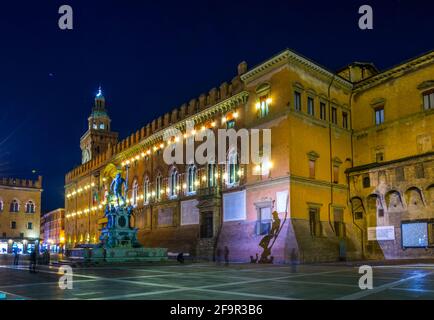 Neptun-Brunnen in der Nacht in Bologna. Italien. Stockfoto