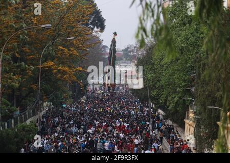 20. April 2021, Kathmandu, NE, Nepal: Anhänger ziehen den Wagen von Seto Machhindranath, dem gott des Regens, während des Seto Machhindranath Jatra in Kathmandu, Nepal, 20. April 2021. (Bild: © Aryan Dhimal/ZUMA Wire) Stockfoto