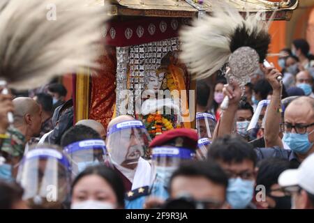 20. April 2021, Kathmandu, NE, Nepal: Anhänger tragen während des Seto Machhindranath Jatra in Kathmandu, Nepal, am 20. April 2021 ein Idol von Seto Machhindranath, auch bekannt als regengott. (Bild: © Aryan Dhimal/ZUMA Wire) Stockfoto