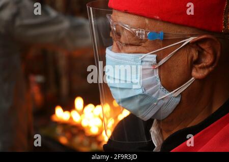 20. April 2021, Kathmandu, NE, Nepal: Ein Anhänger, Maskiert und von Gesicht abgeschirmt, besucht die Seto Machhindranath Jatra in Kathmandu, Nepal, 20. April 2021. (Bild: © Aryan Dhimal/ZUMA Wire) Stockfoto