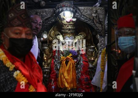 20. April 2021, Kathmandu, NE, Nepal: Ein Idol von Seto Machhindranath, auch bekannt als der regengott, ist während des Seto Machhindranath Jatra in Kathmandu, Nepal, am 20. April 2021 im Tempel abgebildet. (Bild: © Aryan Dhimal/ZUMA Wire) Stockfoto