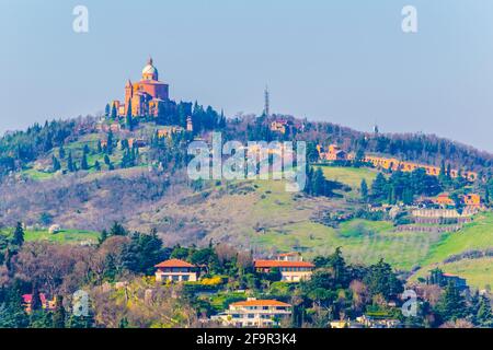 Luftaufnahme des Heiligtums von Madonna di San Luca verbunden mit Bologna mit der weltweit längsten überdachten Arkade. Stockfoto