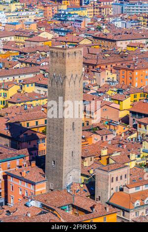 Der Prendiparte Turm (auch bekannt als Coronata Turm) mit einem Dach Hintergrund von Bologna, Italien Stockfoto