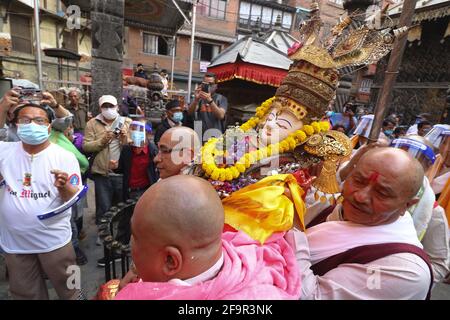 20. April 2021, Kathmandu, NE, Nepal: Anhänger tragen während des Seto Machhindranath Jatra in Kathmandu, Nepal, am 20. April 2021 ein Idol von Seto Machhindranath, auch bekannt als regengott. (Bild: © Aryan Dhimal/ZUMA Wire) Stockfoto