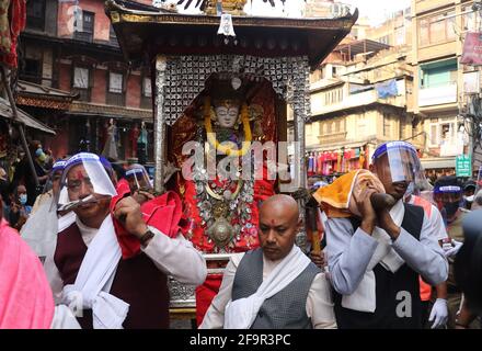 20. April 2021, Kathmandu, NE, Nepal: Anhänger tragen während des Seto Machhindranath Jatra in Kathmandu, Nepal, am 20. April 2021 ein Idol von Seto Machhindranath, auch bekannt als regengott. (Bild: © Aryan Dhimal/ZUMA Wire) Stockfoto