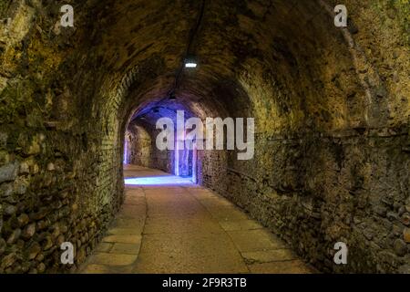 Blick auf einen Tunnel in der römischen Arena in der italienischen Stadt Verona. Stockfoto