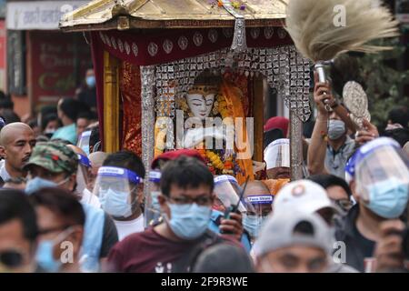 20. April 2021, Kathmandu, NE, Nepal: Anhänger tragen während des Seto Machhindranath Jatra in Kathmandu, Nepal, am 20. April 2021 ein Idol von Seto Machhindranath, auch bekannt als regengott. (Bild: © Aryan Dhimal/ZUMA Wire) Stockfoto