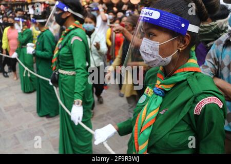 20. April 2021, Kathmandu, NE, Nepal: Volenteers mit Handschuhen, Masken und Gesichtsschilden, absperren der Gegend von Seto Machhindranath Jatra in Kathmandu, Nepal, 20. April 2021. (Bild: © Aryan Dhimal/ZUMA Wire) Stockfoto