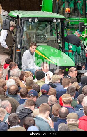 Drängen Sie sich auf einen Farmverkauf in Keshire UK, wo die Besitzer in den Ruhestand gingen und Auktionatoren die landwirtschaftlichen Geräte verkaufen. VEREINIGTES KÖNIGREICH. Stockfoto