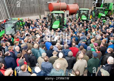 Drängen Sie sich auf einen Farmverkauf in Keshire UK, wo die Besitzer in den Ruhestand gingen und Auktionatoren die landwirtschaftlichen Geräte verkaufen. VEREINIGTES KÖNIGREICH. Stockfoto