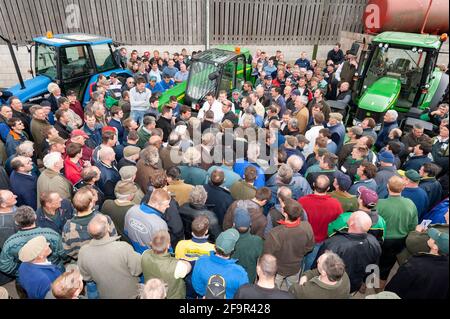 Drängen Sie sich auf einen Farmverkauf in Keshire UK, wo die Besitzer in den Ruhestand gingen und Auktionatoren die landwirtschaftlichen Geräte verkaufen. VEREINIGTES KÖNIGREICH. Stockfoto