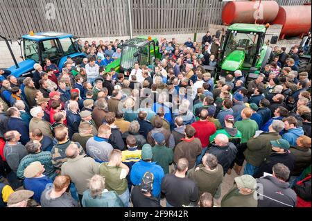 Drängen Sie sich auf einen Farmverkauf in Keshire UK, wo die Besitzer in den Ruhestand gingen und Auktionatoren die landwirtschaftlichen Geräte verkaufen. VEREINIGTES KÖNIGREICH. Stockfoto