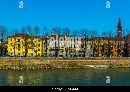 flussufer der etsch in der italienischen Stadt verona Stockfoto