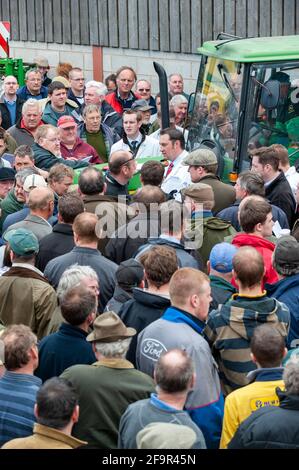 Drängen Sie sich auf einen Farmverkauf in Keshire UK, wo die Besitzer in den Ruhestand gingen und Auktionatoren die landwirtschaftlichen Geräte verkaufen. VEREINIGTES KÖNIGREICH. Stockfoto