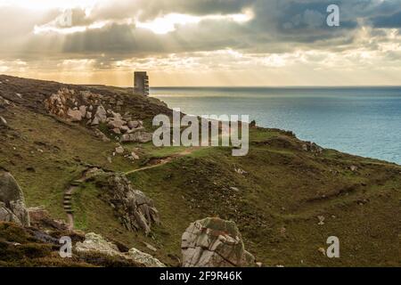 Küstenlandschaft von La Manche mit dem nazi-Turm aus Beton im Zweiten Weltkrieg bei Sonnenuntergang, Saint Quen, der Vogtei von Jersey, den Kanalinseln Stockfoto