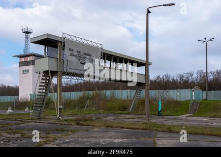 Marienborn, Deutschland. April 2021. Der ehemalige Grenzübergang Marienborn liegt an der Autobahn 2 zwischen Niedersachsen und Sachsen-Anhalt. Sie ist Teil der Gedenkstätte der Deutschen Division Marienborn. Der ehemalige Grenzübergang war der größte und wichtigste Kontrollpunkt an der deutsch-deutschen Grenze und wurde vor allem für den Transitverkehr nach West-Berlin genutzt. Quelle: Stephan Schulz/dpa-Zentralbild/ZB/dpa/Alamy Live News Stockfoto