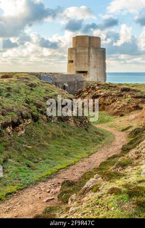 nazi-Flottenturm aus Beton aus dem 2. Weltkrieg an der Küste, Saint Quen, der Vogtei von Jersey, den Kanalinseln Stockfoto