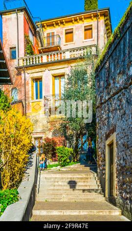 Blick auf eine schmale Straße mit bunten Häusern entlang der Weg zum castel san pietro in der italienischen Stadt Verona Stockfoto