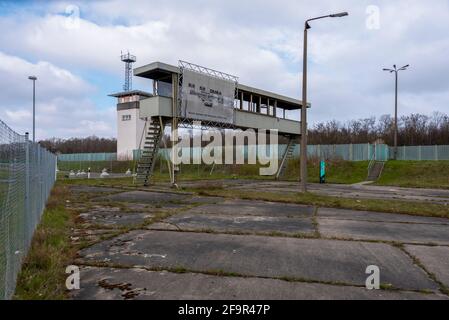 Marienborn, Deutschland. April 2021. Der ehemalige Grenzübergang Marienborn liegt an der Autobahn 2 zwischen Niedersachsen und Sachsen-Anhalt. Sie ist Teil der Gedenkstätte der Deutschen Division Marienborn. Der ehemalige Grenzübergang war der größte und wichtigste Kontrollpunkt an der deutsch-deutschen Grenze und wurde vor allem für den Transitverkehr nach West-Berlin genutzt. Quelle: Stephan Schulz/dpa-Zentralbild/ZB/dpa/Alamy Live News Stockfoto