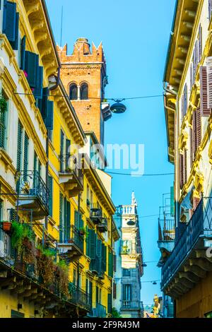 Blick auf eine schmale Straße mit Blick auf den torre die lamberti in Verona, Italien Stockfoto