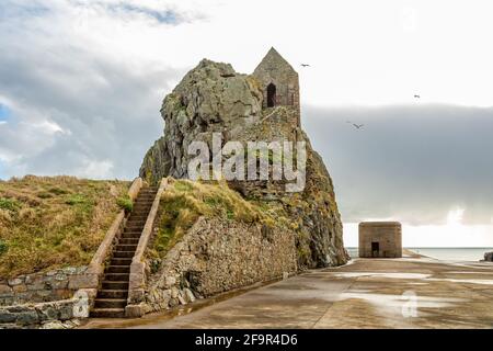 St. Helier Einsiedelei mit mittelalterlicher Kapelle auf der Oberseite mit deutschen bunker im Hintergrund, Vogtei von Jersey, Kanalinseln Stockfoto