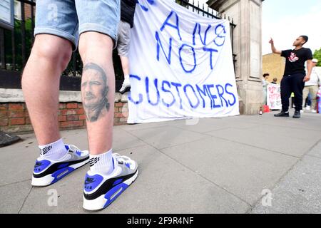 Fans protestieren vor der Stamford Bridge, London, gegen Chelseas Beteiligung an der neuen Europäischen Super League. Bilddatum: Dienstag, 20. April 2021. Stockfoto