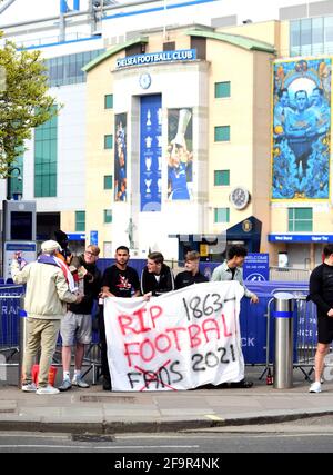 Fans protestieren vor der Stamford Bridge, London, gegen Chelseas Beteiligung an der neuen Europäischen Super League. Bilddatum: Dienstag, 20. April 2021. Stockfoto