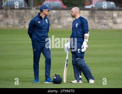 Edinburgh, Midlothian, Großbritannien. , . Das schottische Cricket-Team von menÕs beginnt wieder mit dem Training, da die Einschränkungen von Covid allmählich lockern. Foto zeigt: Cheftrainer der schottischen Cricket-Mannschaft, Shane Burger mit Mannschaftskapitän, Kyle Coetzer. Quelle: Ian Jacobs/Alamy Live News Stockfoto