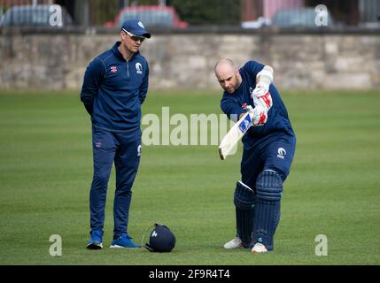 Edinburgh, Midlothian, Großbritannien. , . Das schottische Cricket-Team von menÕs beginnt wieder mit dem Training, da die Einschränkungen von Covid allmählich lockern. Foto zeigt: Cheftrainer der schottischen Cricket-Mannschaft, Shane Burger mit Mannschaftskapitän, Kyle Coetzer. Quelle: Ian Jacobs/Alamy Live News Stockfoto