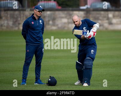 Edinburgh, Midlothian, Großbritannien. , . Das schottische Cricket-Team von menÕs beginnt wieder mit dem Training, da die Einschränkungen von Covid allmählich lockern. Foto zeigt: Cheftrainer der schottischen Cricket-Mannschaft, Shane Burger mit Mannschaftskapitän, Kyle Coetzer. Quelle: Ian Jacobs/Alamy Live News Stockfoto