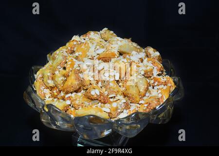 Traditionelle marokkanische Süßigkeiten werden in Ramadan und Eid al-Adha serviert. Auf schwarzem Hintergrund Stockfoto