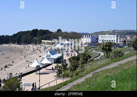 Barry Island, Wales, Großbritannien - 17. April 2021: Barry ist eine lebendige Küstenstadt mit einer belebten High Street, wunderschönen Parks und farbenfrohen Strandhütten. Stockfoto