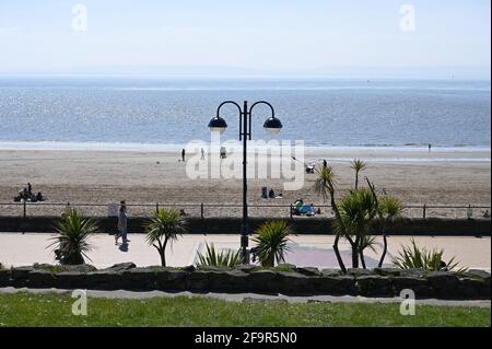 Barry Island, Wales, Großbritannien - 17. April 2021: Barry ist eine lebendige Küstenstadt mit einer belebten High Street, wunderschönen Parks und farbenfrohen Strandhütten. Stockfoto