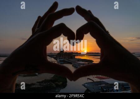 Wunderbarer Sonnenuntergang auf Sizilien Stockfoto